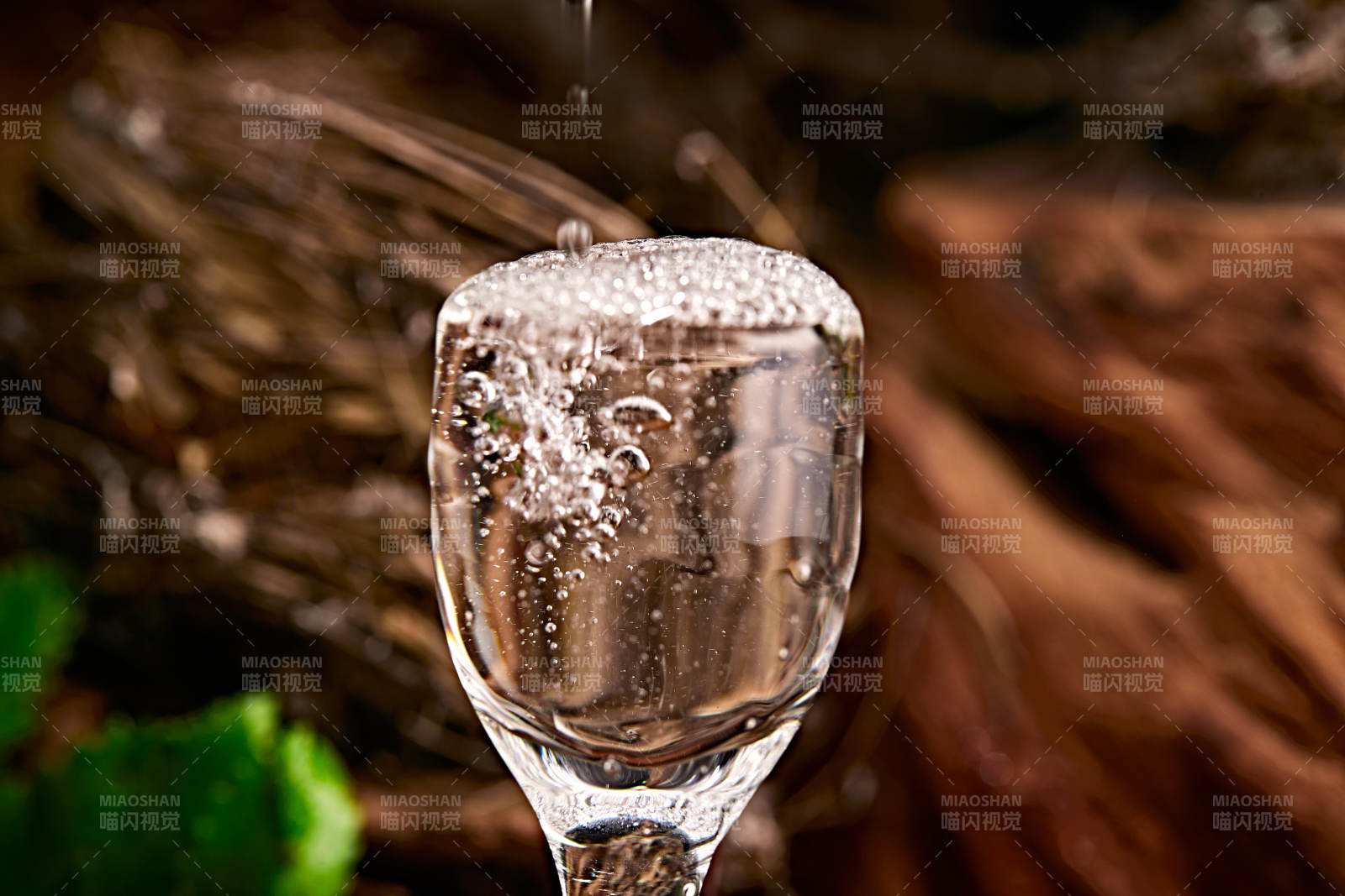 木板上摆放的酒具倒入清澈的白酒激起酒花图片