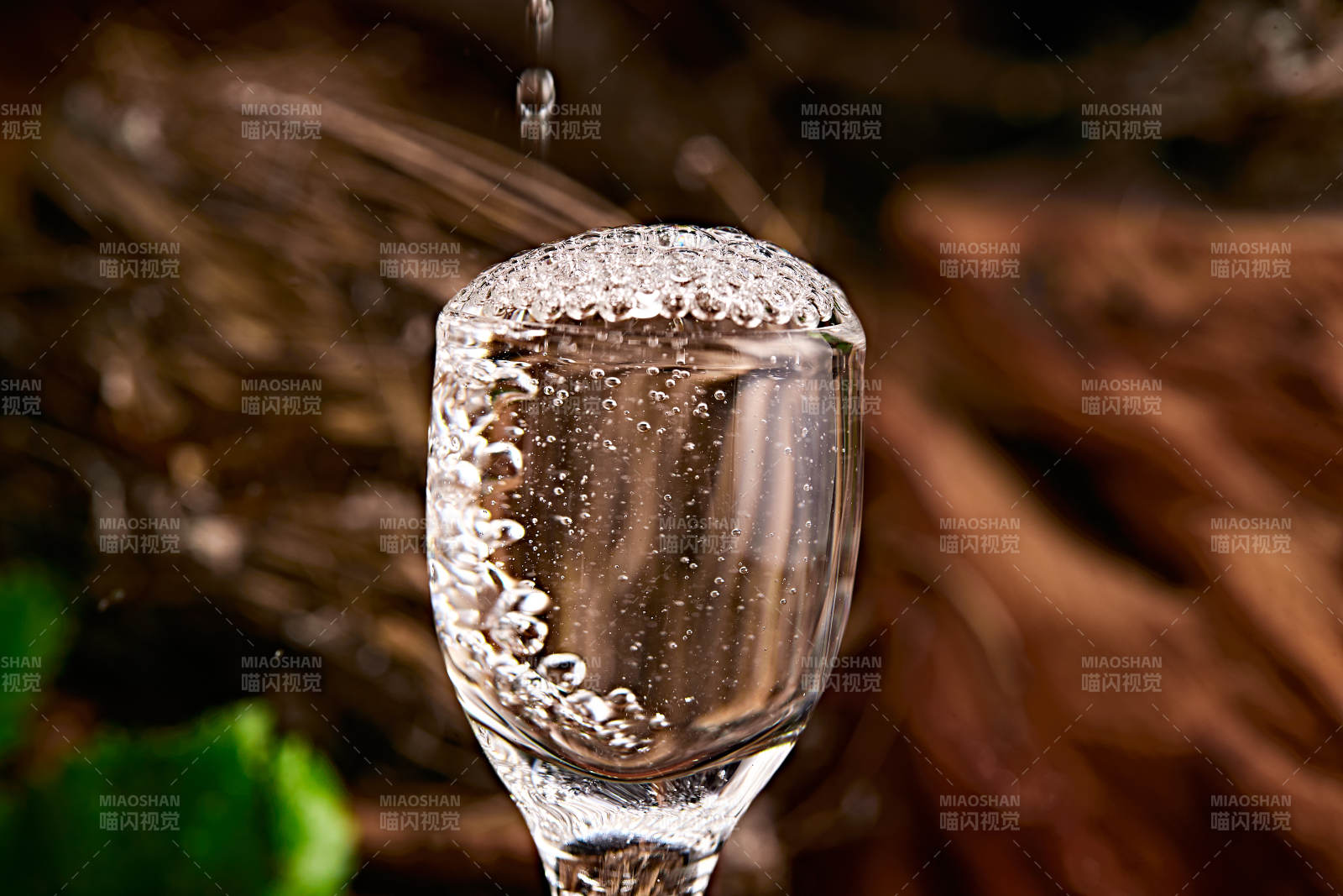 木板上摆放的酒具倒入清澈的白酒激起酒花图片