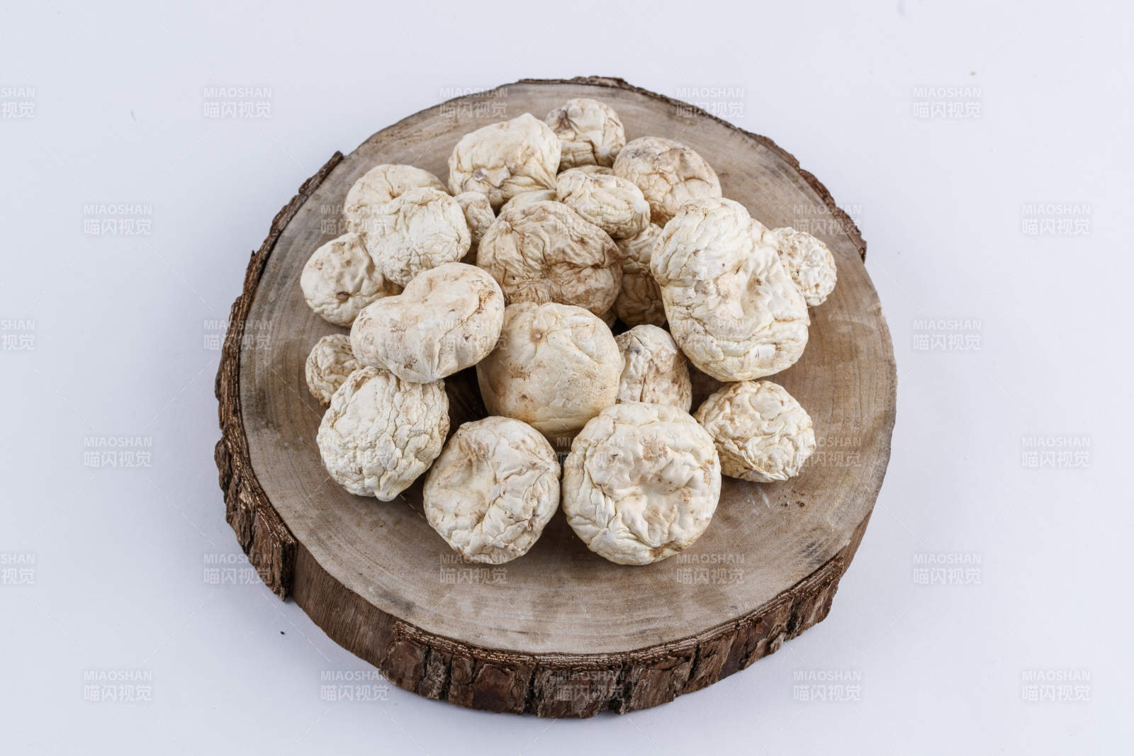 摆放在复杂背景上的坝上脱水干制口蘑图片