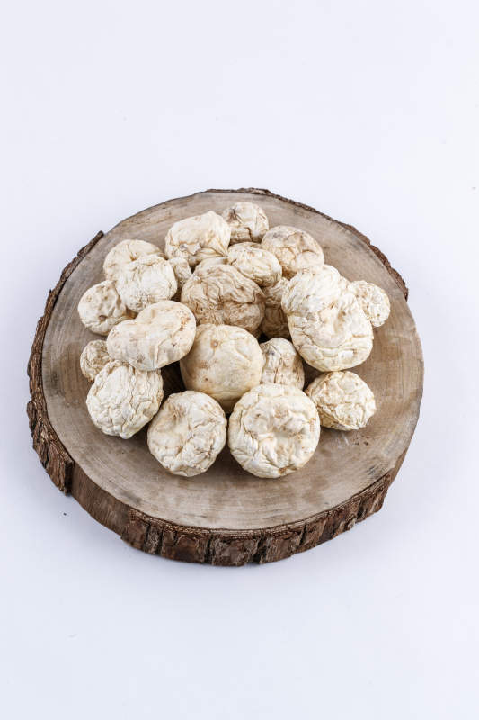 摆放在复杂背景上的坝上脱水干制口蘑图片