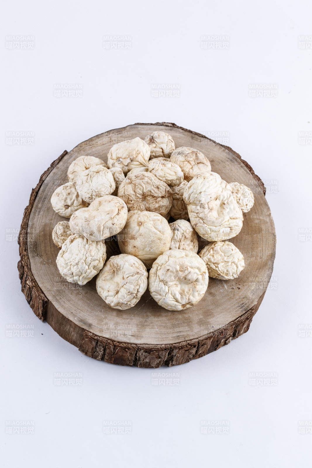 摆放在复杂背景上的坝上脱水干制口蘑图片