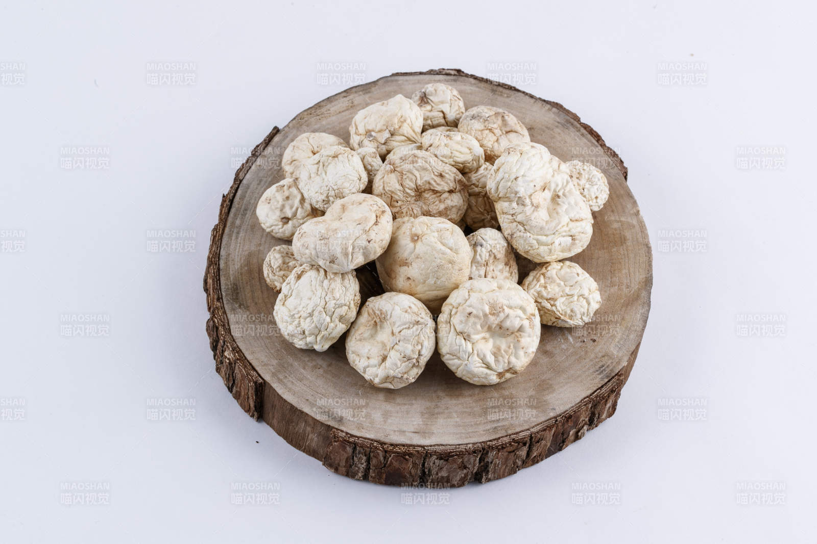 摆放在复杂背景上的坝上脱水干制口蘑图片