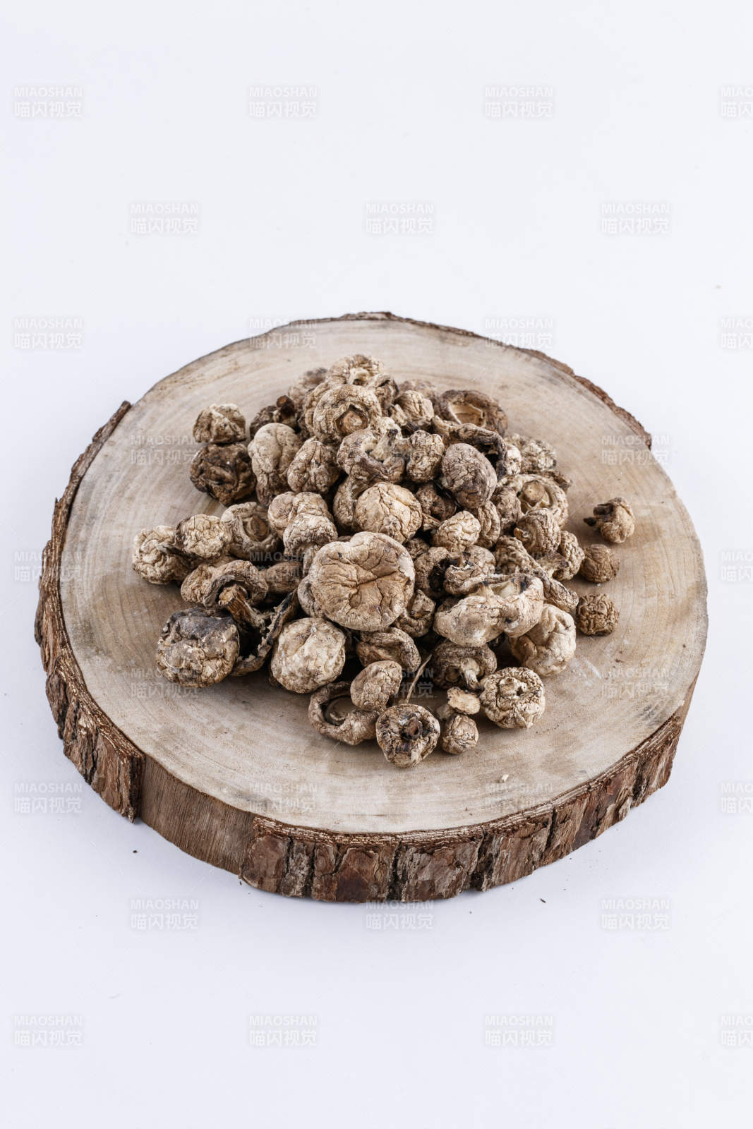 摆放在复杂背景上的坝上脱水干制口蘑图片