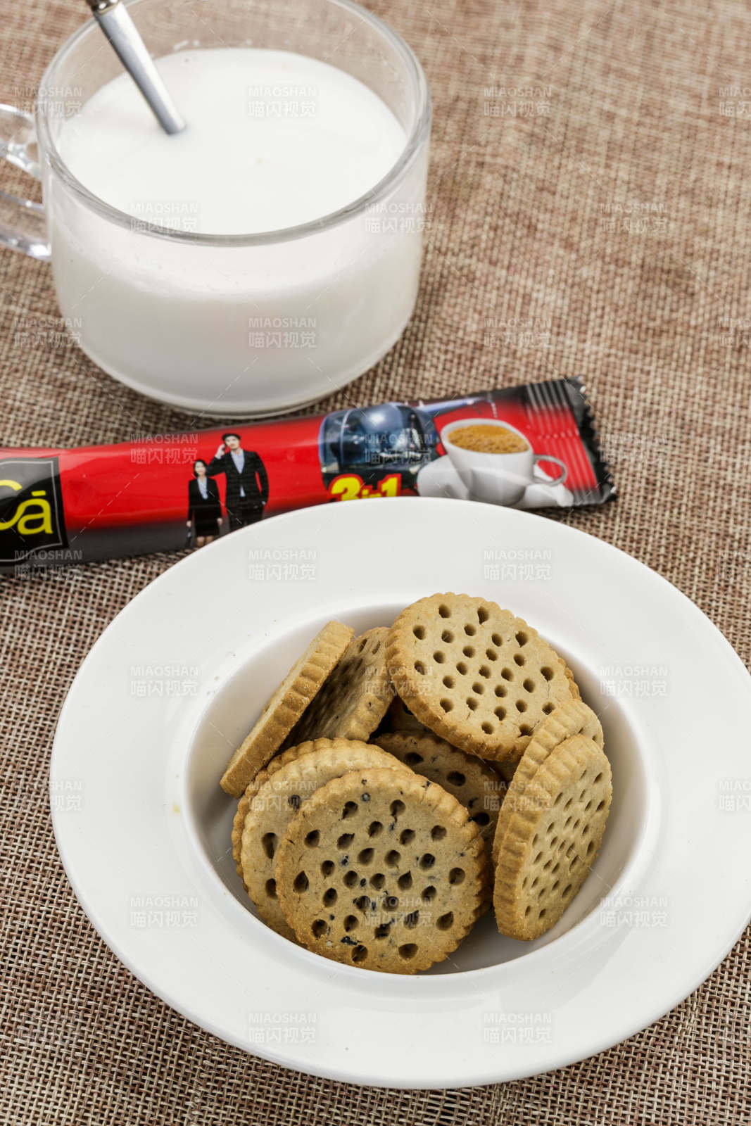 白色瓷盘装的营养健康燕麦全麦曲奇饼干图片