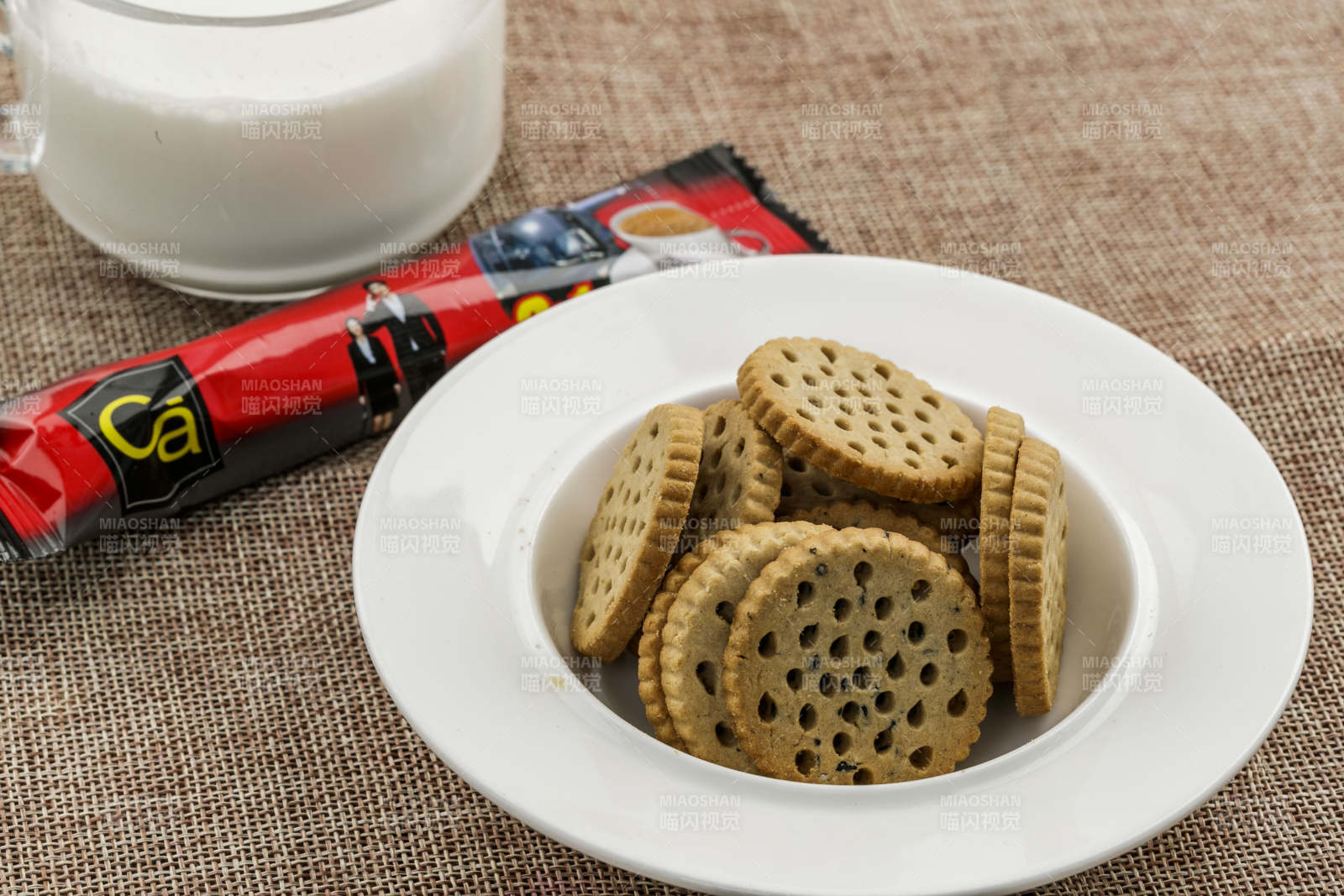 白色瓷盘装的营养健康燕麦全麦曲奇饼干图片