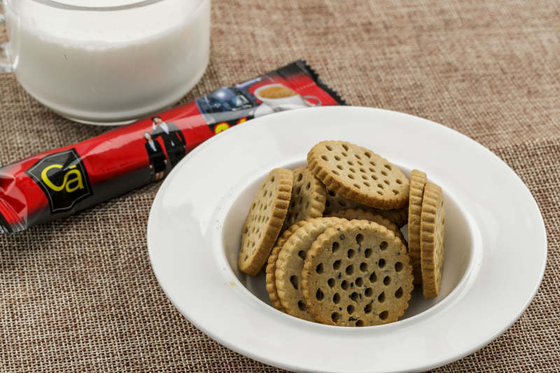 白色瓷盘装的营养健康燕麦全麦曲奇饼干图片