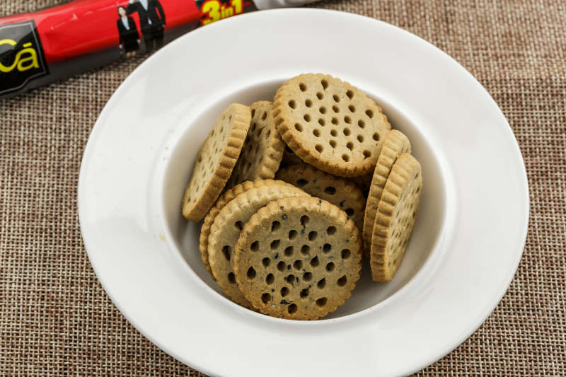 白色瓷盘装的营养健康燕麦全麦曲奇饼干图片