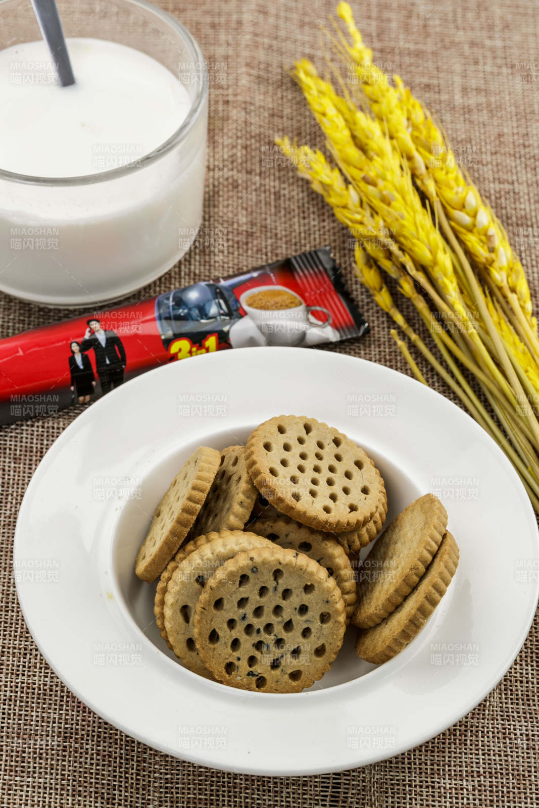 白色瓷盘装的营养健康燕麦全麦曲奇饼干图片