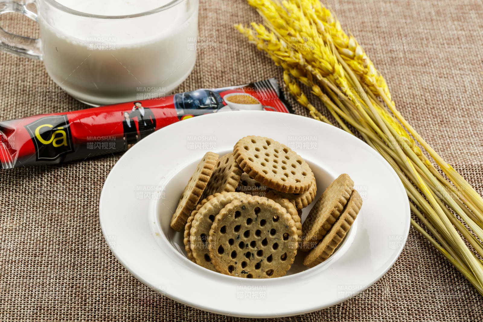 白色瓷盘装的营养健康燕麦全麦曲奇饼干图片