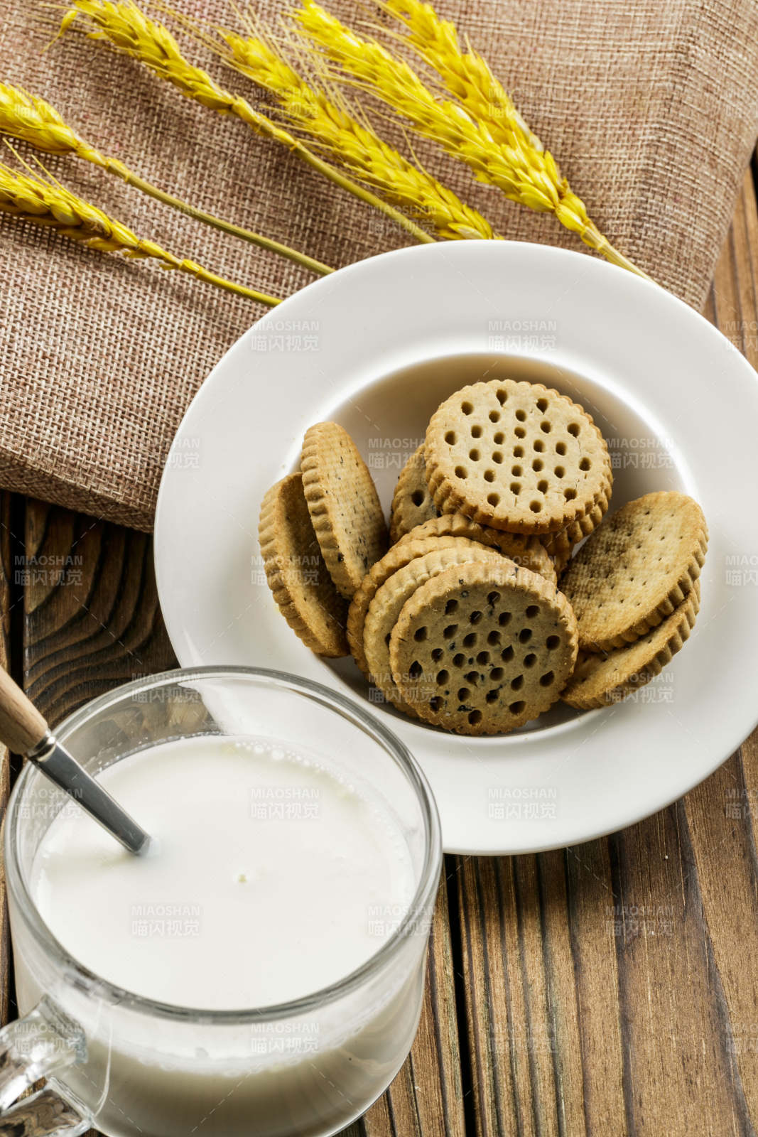 白色瓷盘装的营养健康燕麦全麦曲奇饼干图片