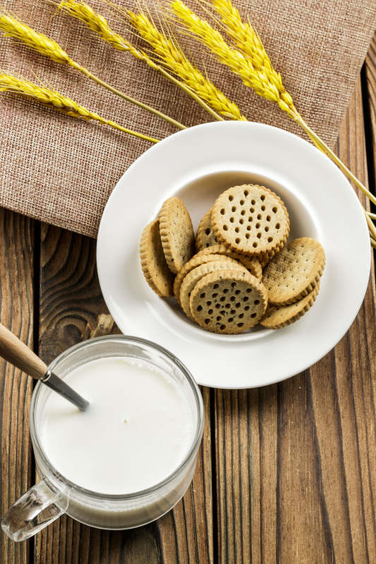 白色瓷盘装的营养健康燕麦全麦曲奇饼干图片