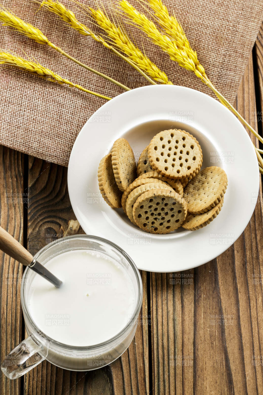 白色瓷盘装的营养健康燕麦全麦曲奇饼干图片