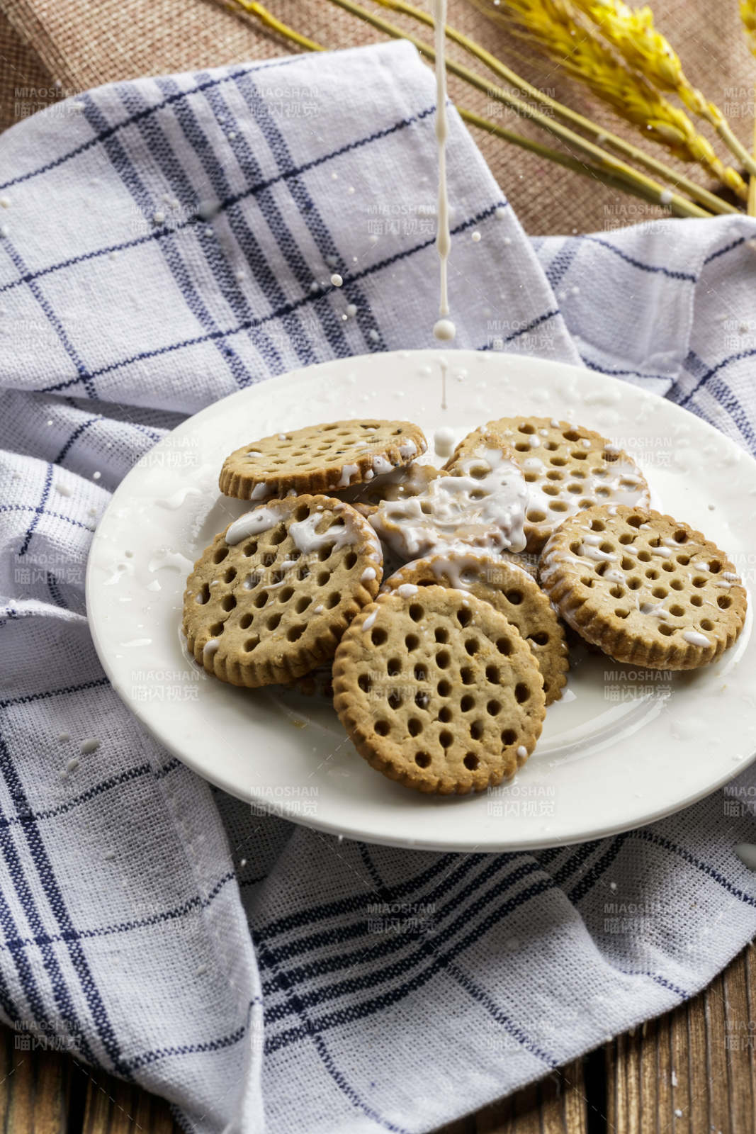 白色瓷盘装的营养健康燕麦全麦曲奇饼干图片