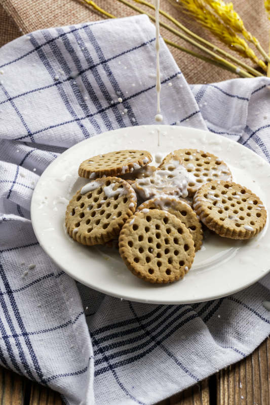 白色瓷盘装的营养健康燕麦全麦曲奇饼干图片