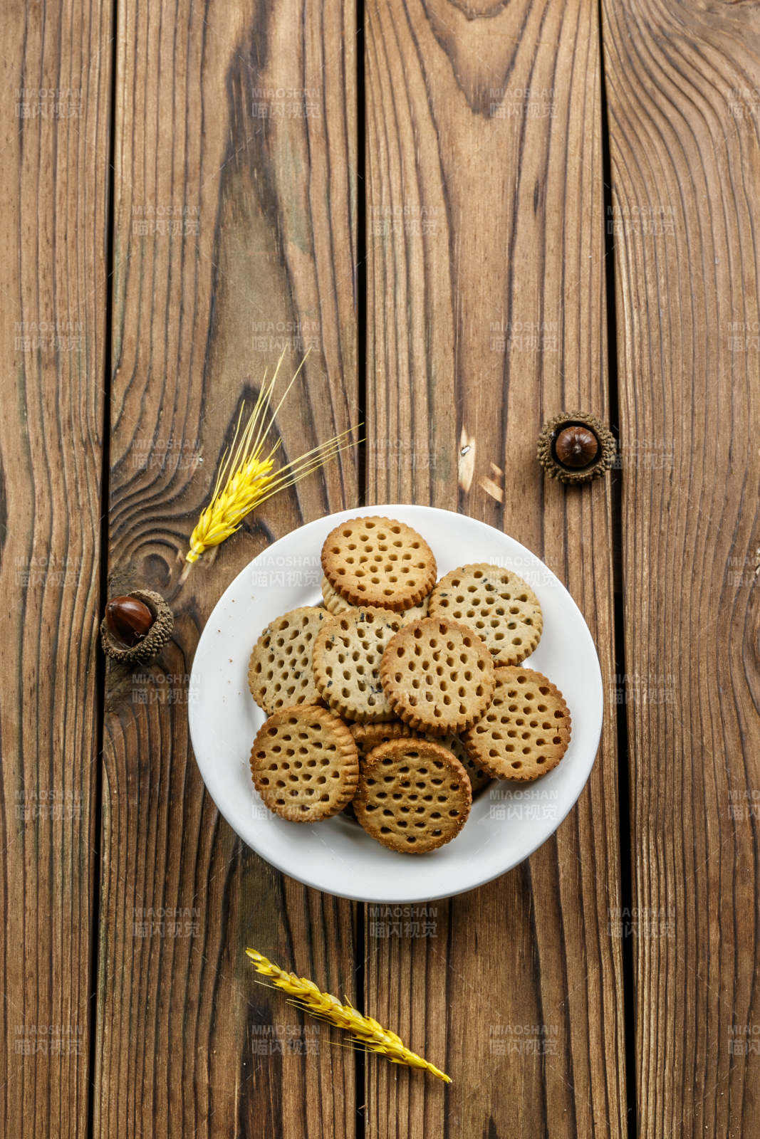 白色瓷盘装的营养健康燕麦全麦曲奇饼干图片