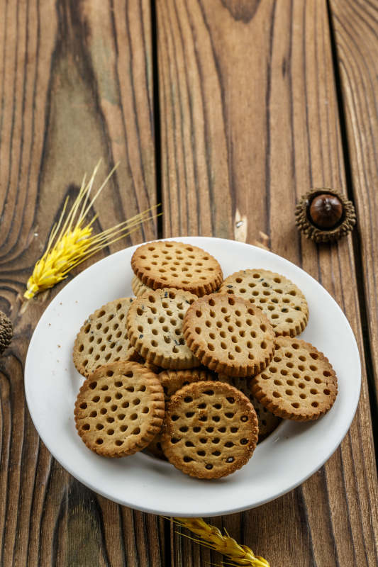 白色瓷盘装的营养健康燕麦全麦曲奇饼干图片