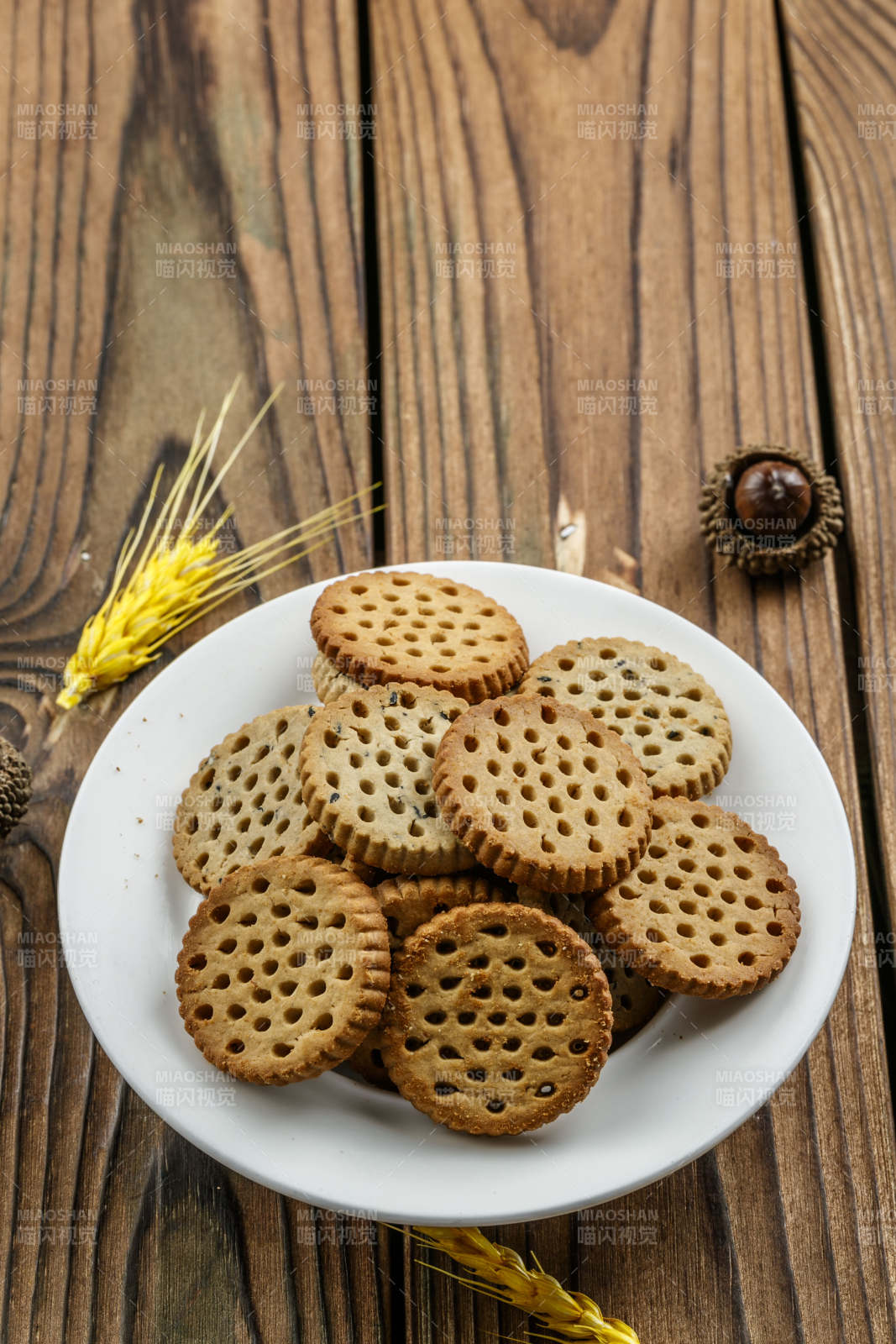 白色瓷盘装的营养健康燕麦全麦曲奇饼干图片