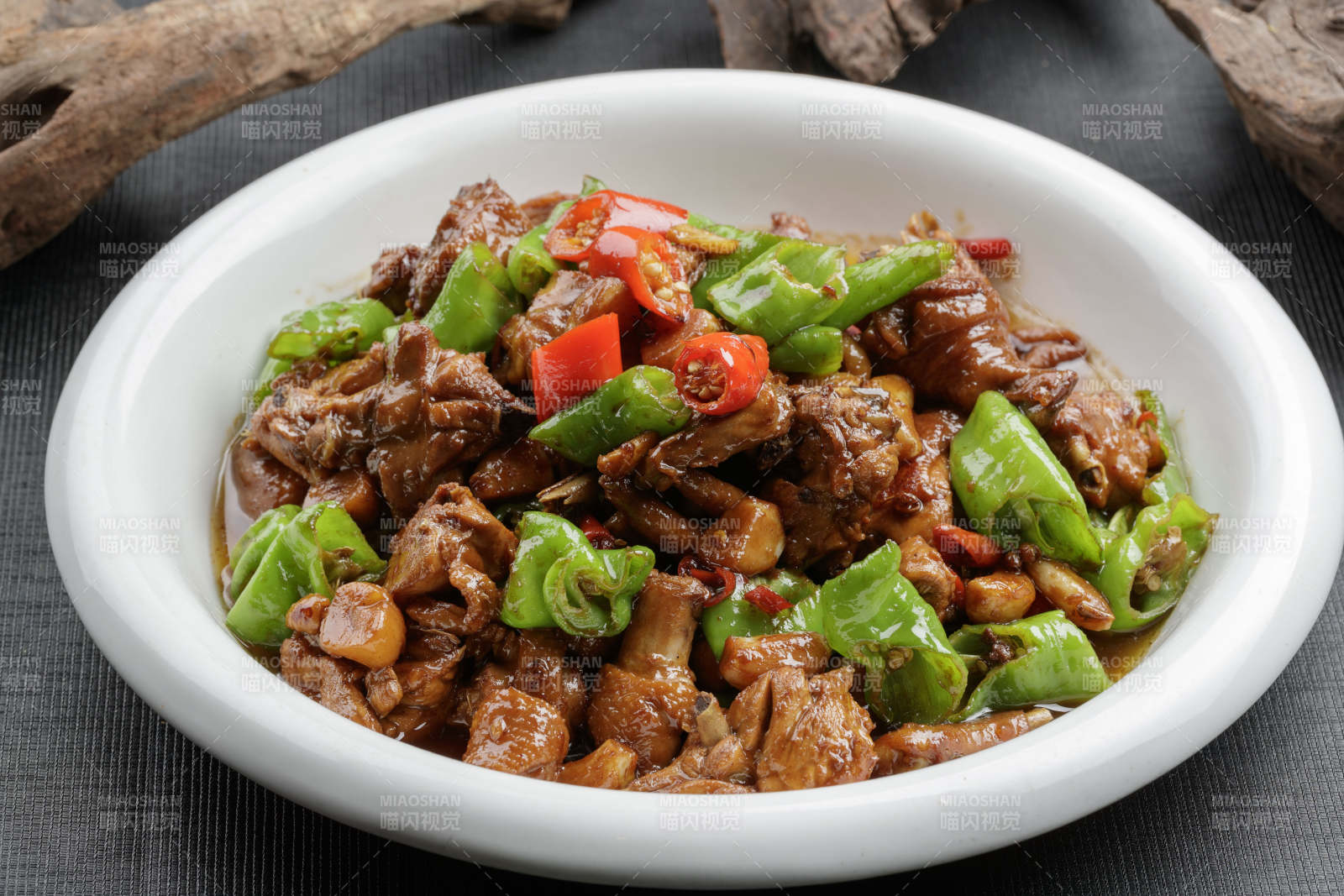 白色瓷盘装的双色螺丝椒炒三黄鸡块图片