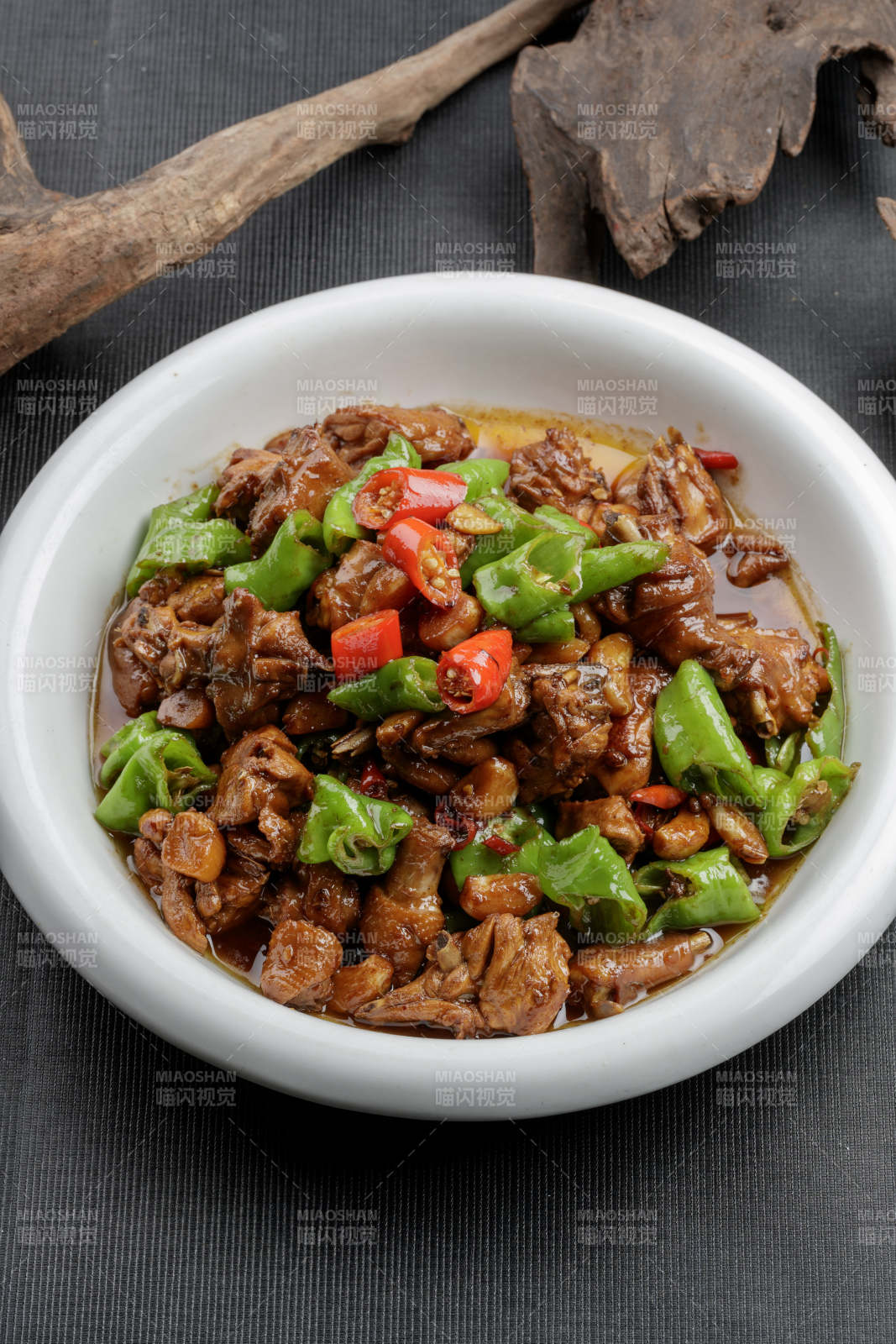 白色瓷盘装的双色螺丝椒炒三黄鸡块图片