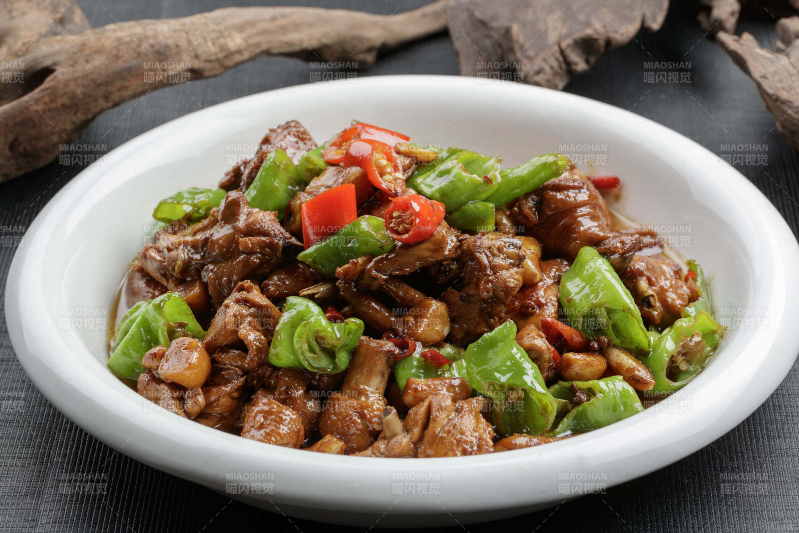 白色瓷盘装的双色螺丝椒炒三黄鸡块图片