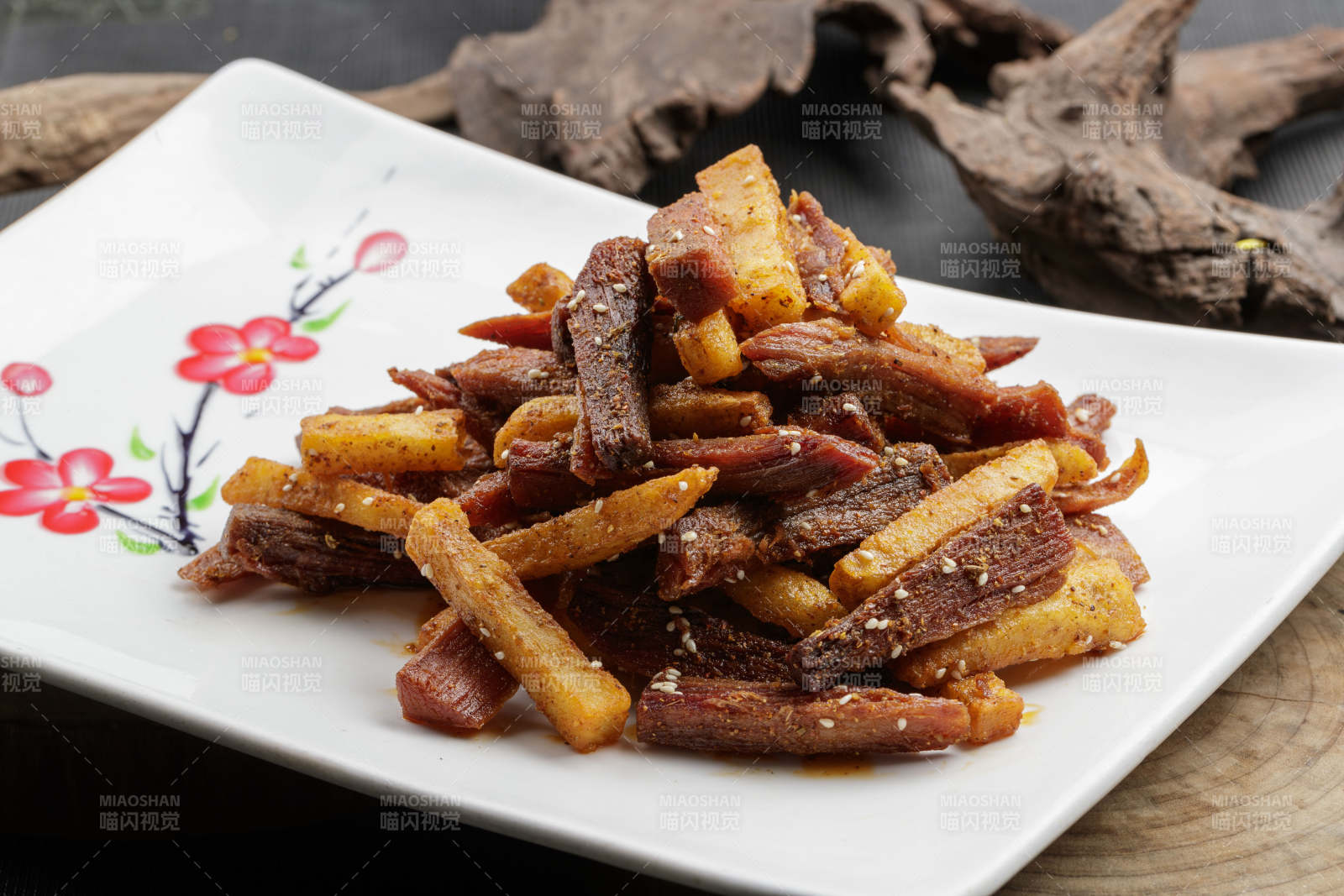 白色瓷盘装的的薯条牛瓜条图片