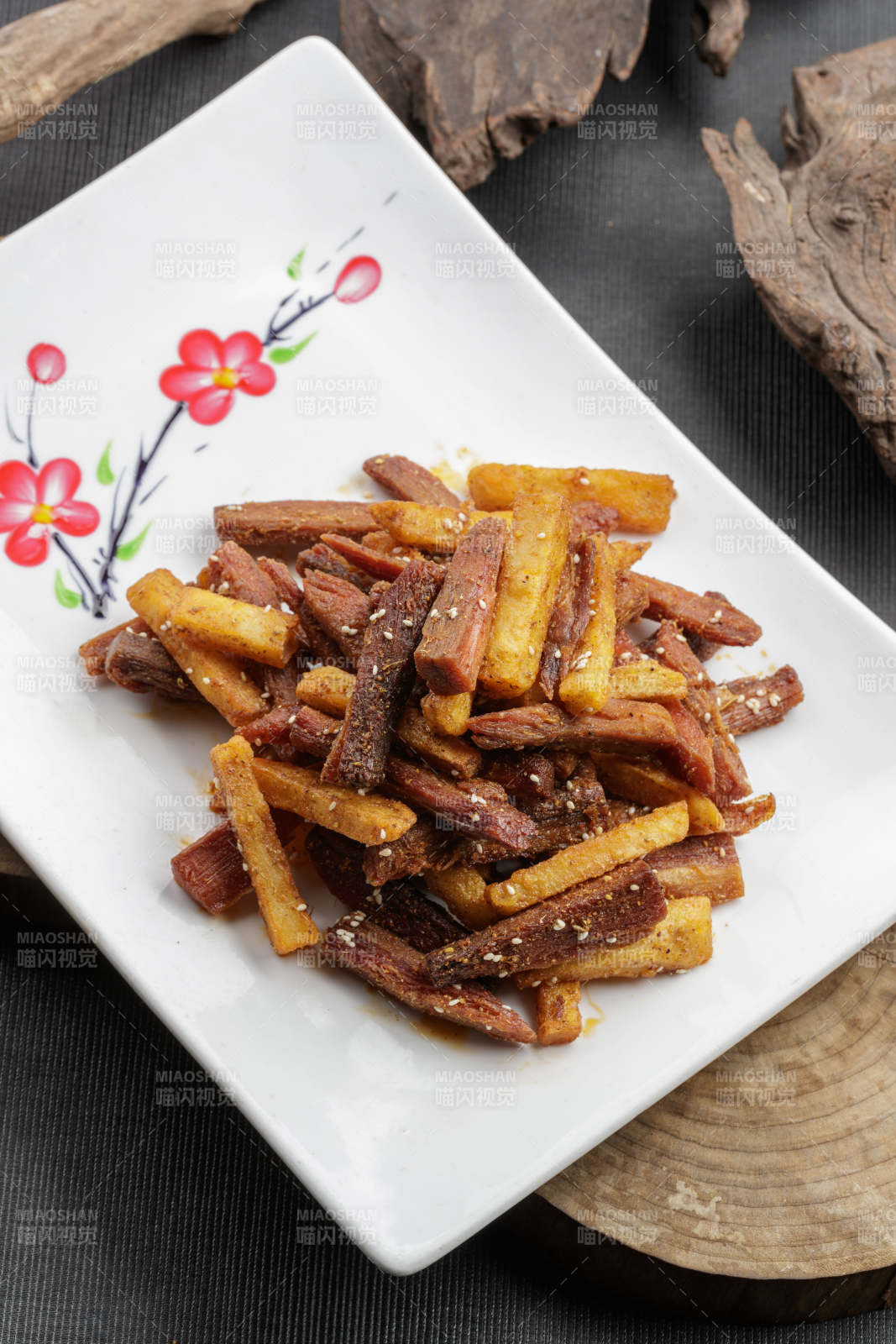 白色瓷盘装的的薯条牛瓜条图片