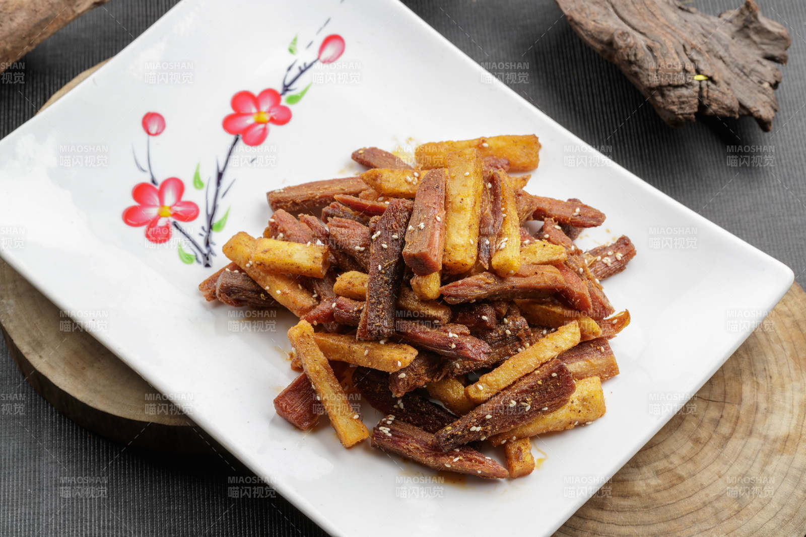 白色瓷盘装的的薯条牛瓜条图片
