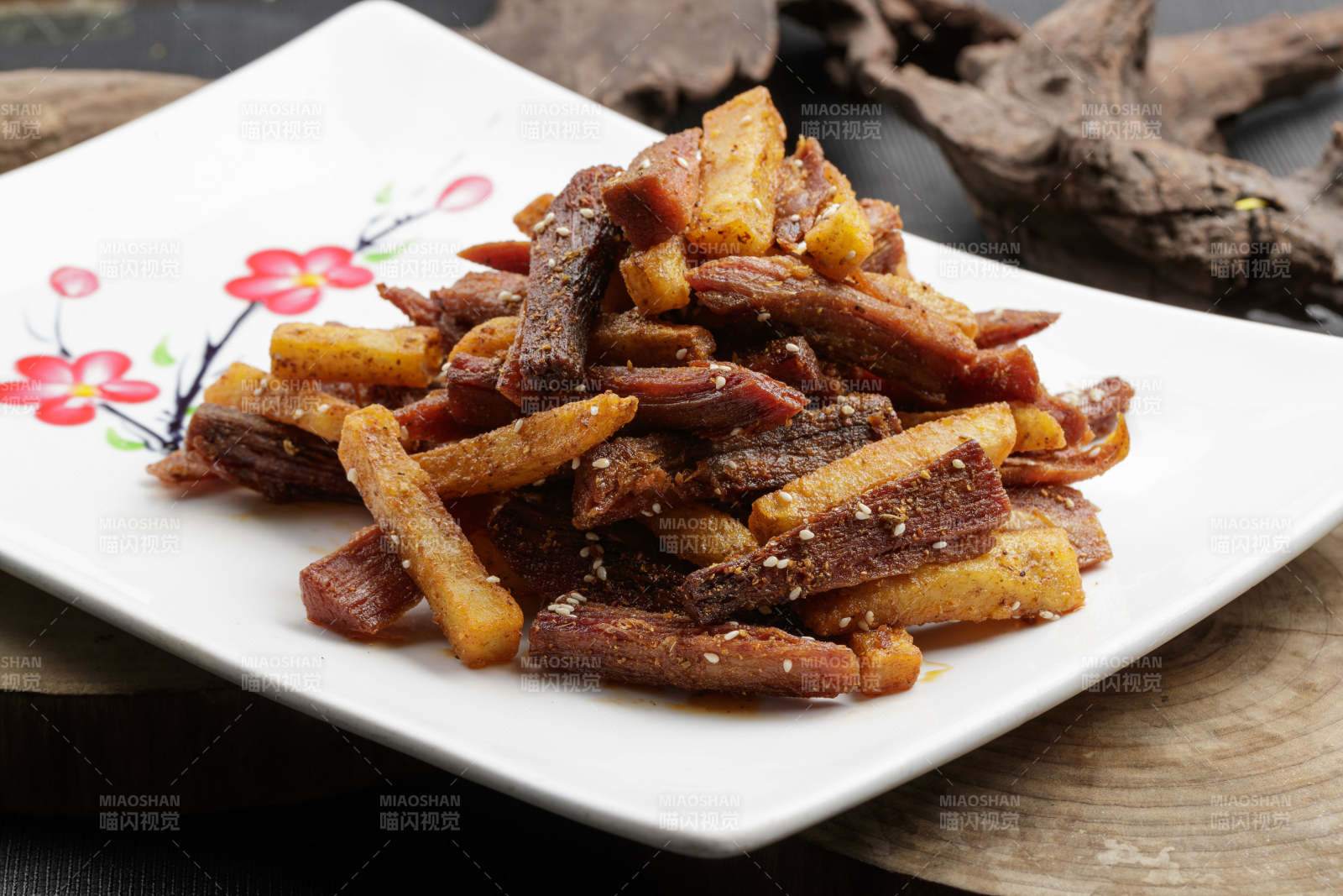 白色瓷盘装的的薯条牛瓜条图片