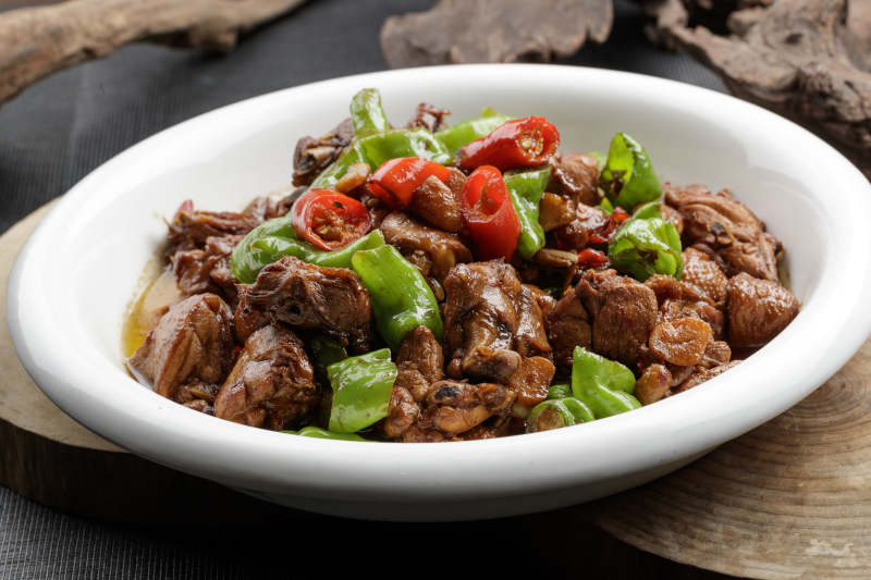 白色瓷盘装的双色螺丝椒炒三黄鸡块图片