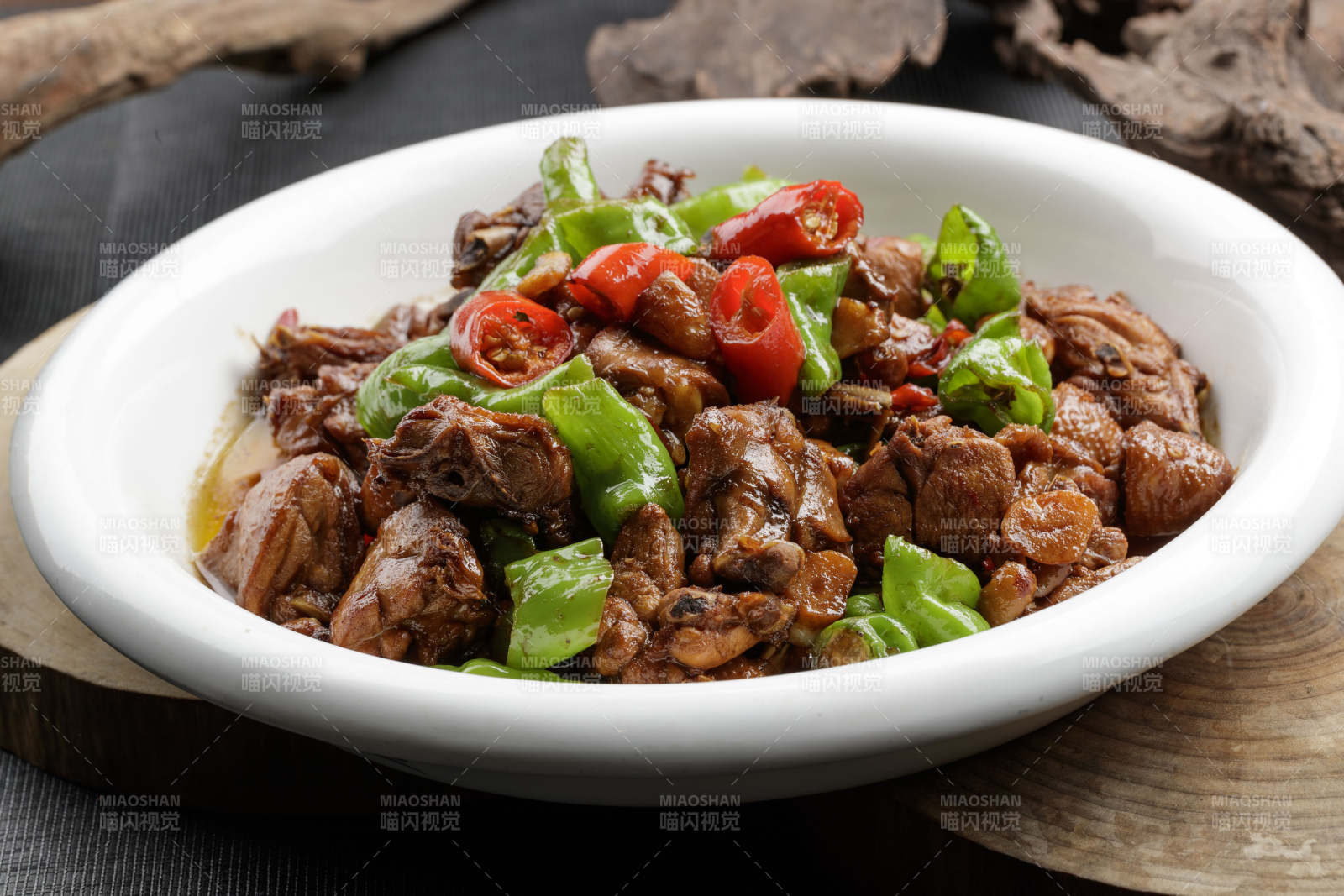 白色瓷盘装的双色螺丝椒炒三黄鸡块图片