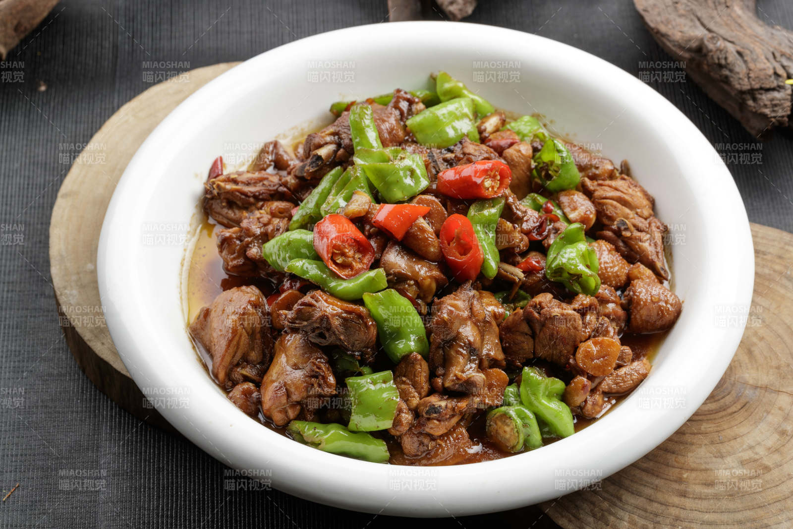 白色瓷盘装的双色螺丝椒炒三黄鸡块图片