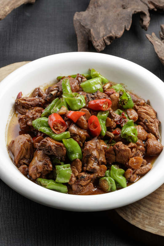 白色瓷盘装的双色螺丝椒炒三黄鸡块图片