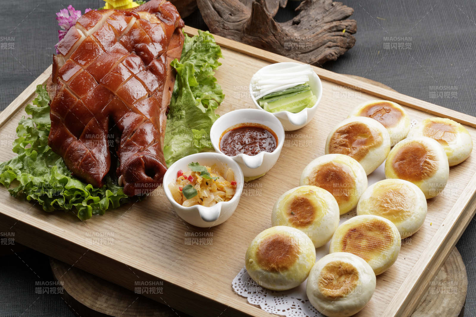 木质图托盘装的卤味猪头配白吉馍图片