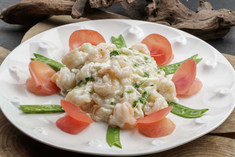 白色瓷盘装的的芙蓉蛋炒大虾仁图片