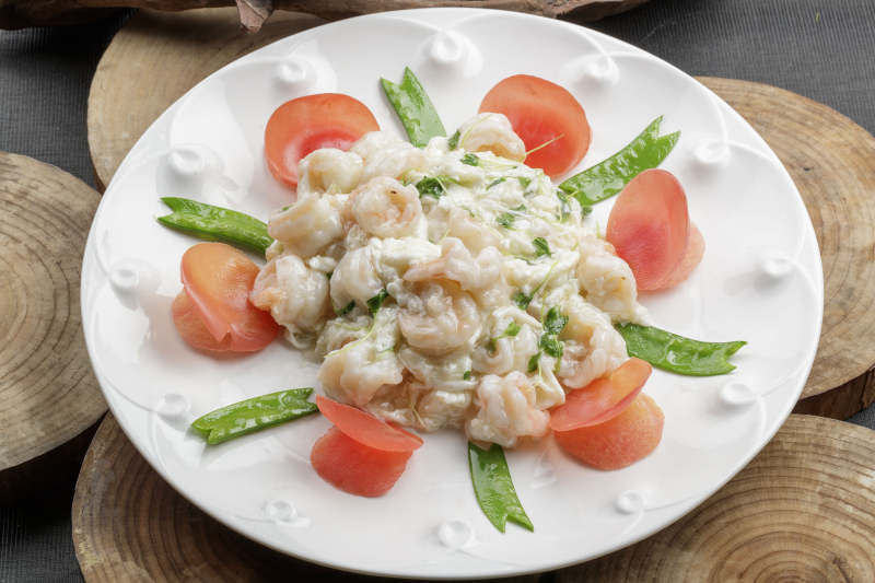 白色瓷盘装的的芙蓉蛋炒大虾仁图片