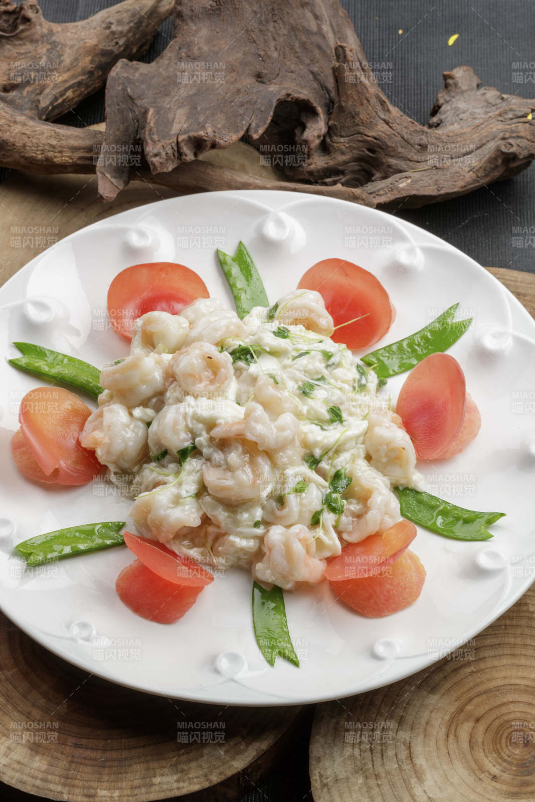 白色瓷盘装的的芙蓉蛋炒大虾仁图片