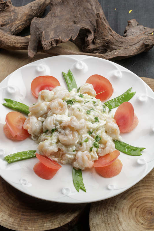 白色瓷盘装的的芙蓉蛋炒大虾仁图片