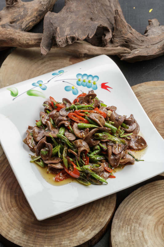 精美餐具装的双色杭椒小炒猪腰片图片