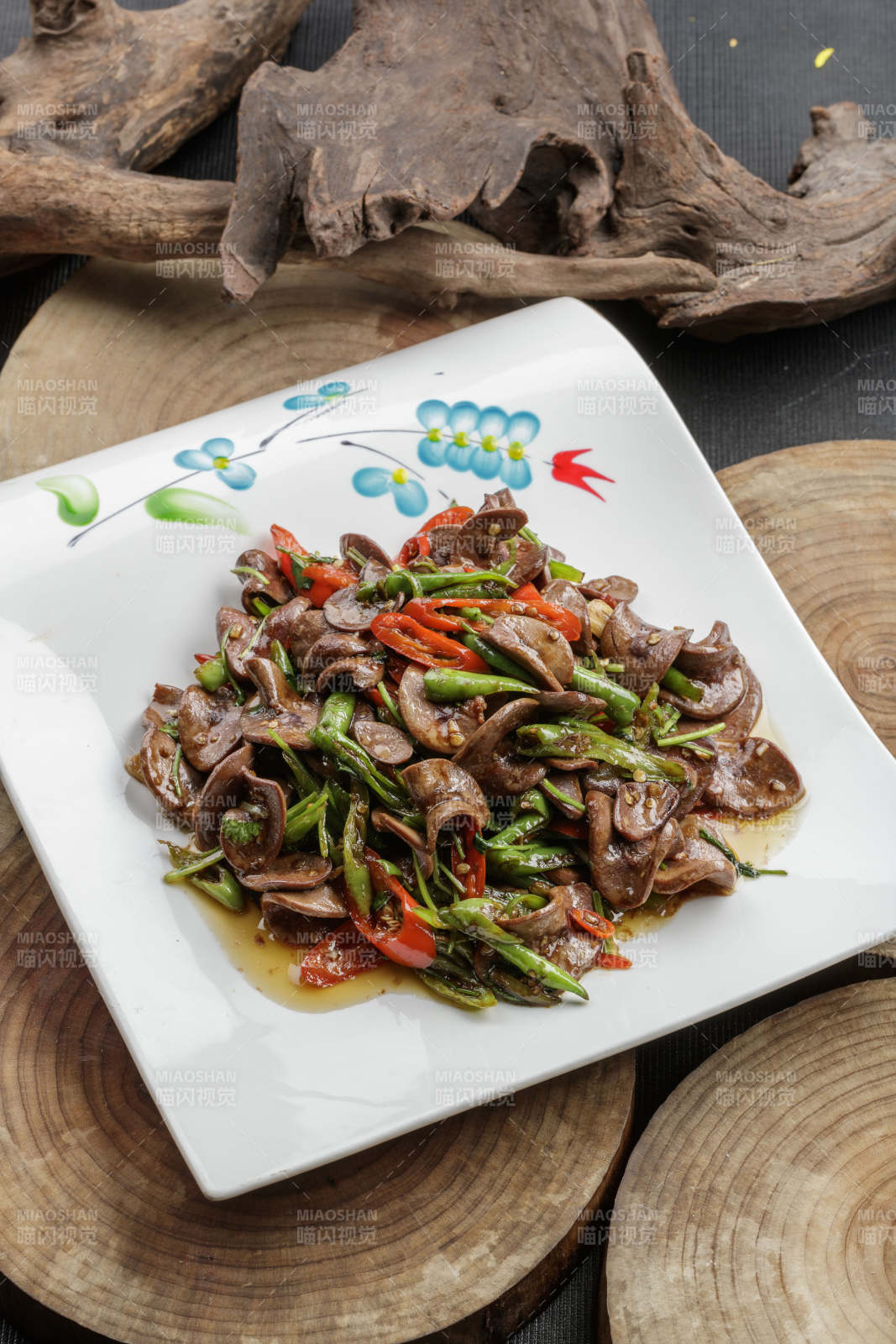 精美餐具装的双色杭椒小炒猪腰片图片