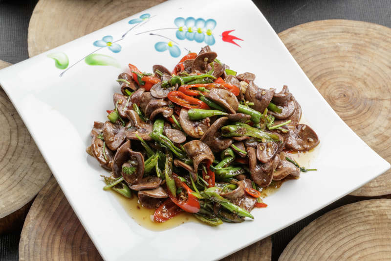 精美餐具装的双色杭椒小炒猪腰片图片