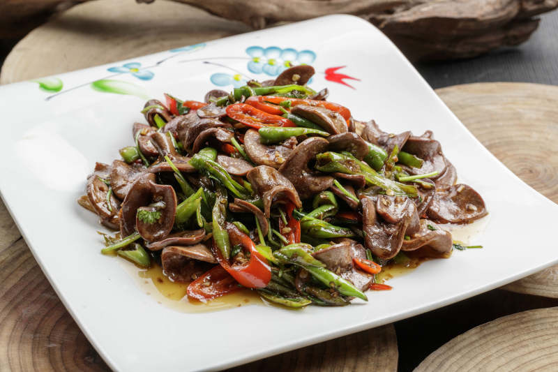 精美餐具装的双色杭椒小炒猪腰片图片