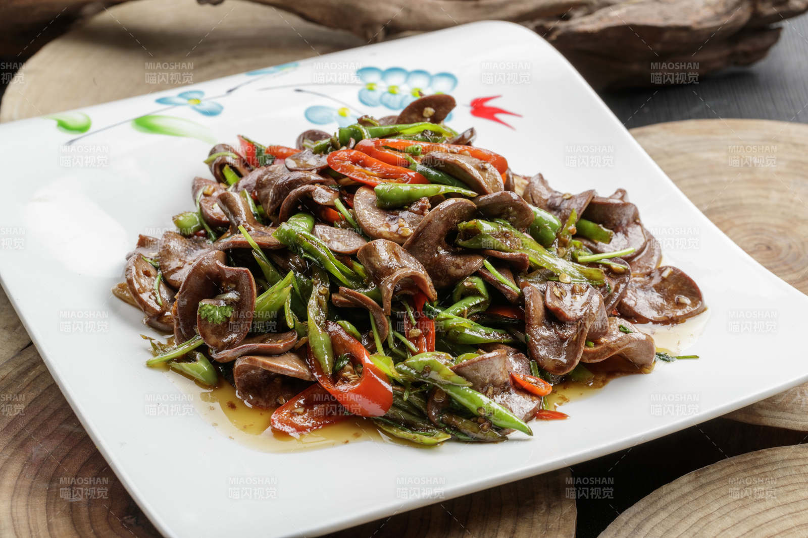 精美餐具装的双色杭椒小炒猪腰片图片