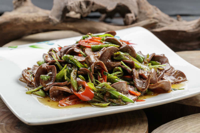 精美餐具装的双色杭椒小炒猪腰片图片