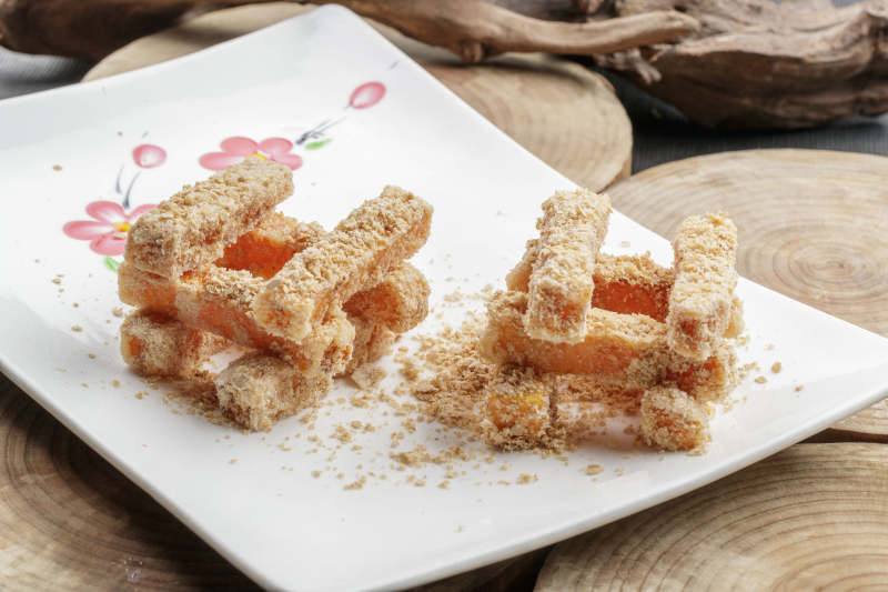 白色瓷盘装的的甜麦片局红薯条图片