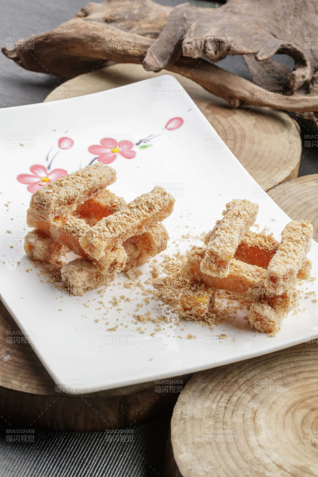 白色瓷盘装的的甜麦片局红薯条图片