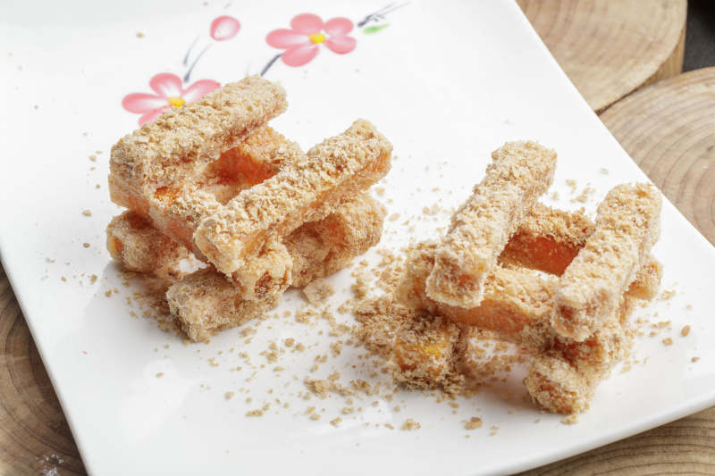 白色瓷盘装的的甜麦片局红薯条图片