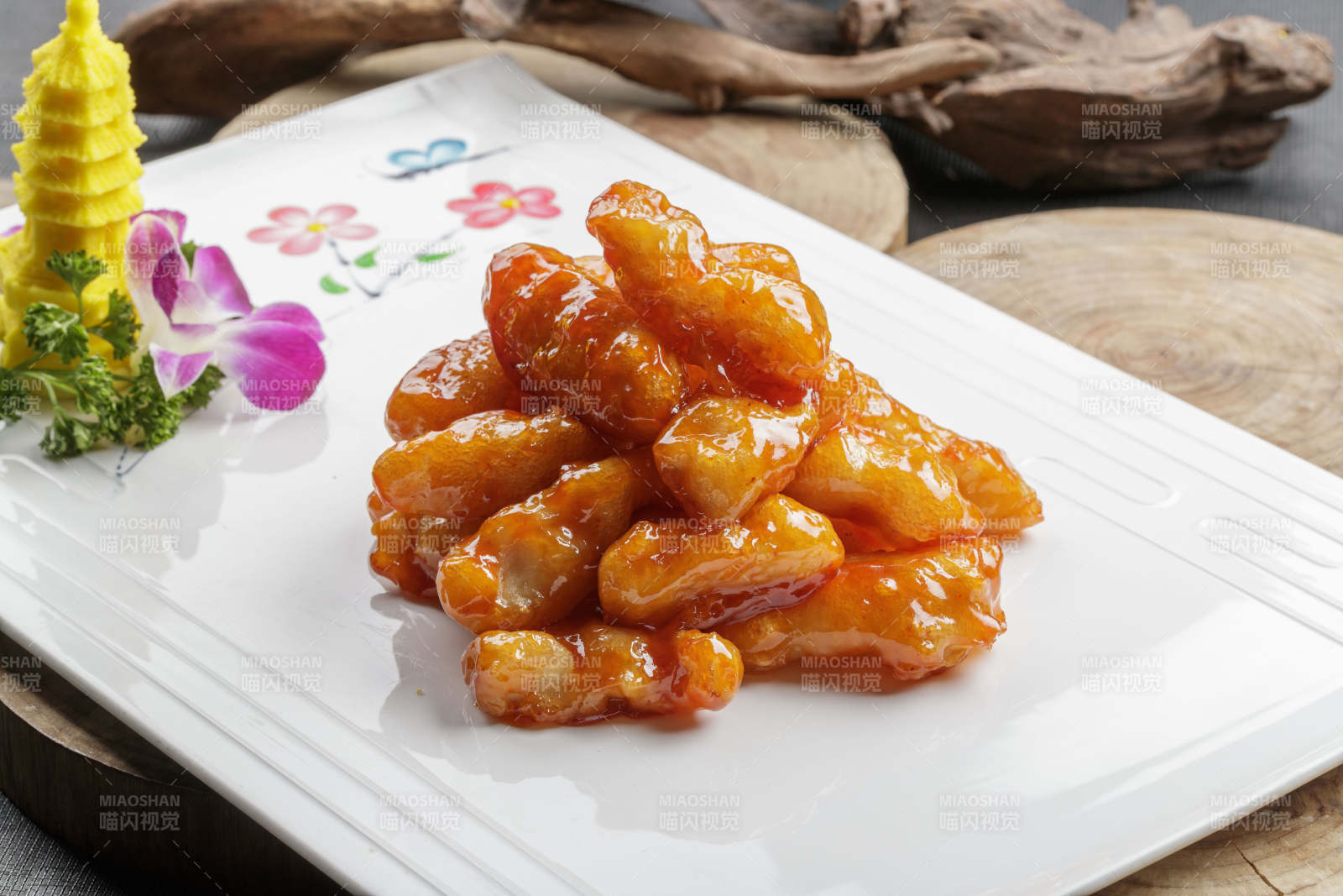 精美餐具装的传统糖醋里脊图片