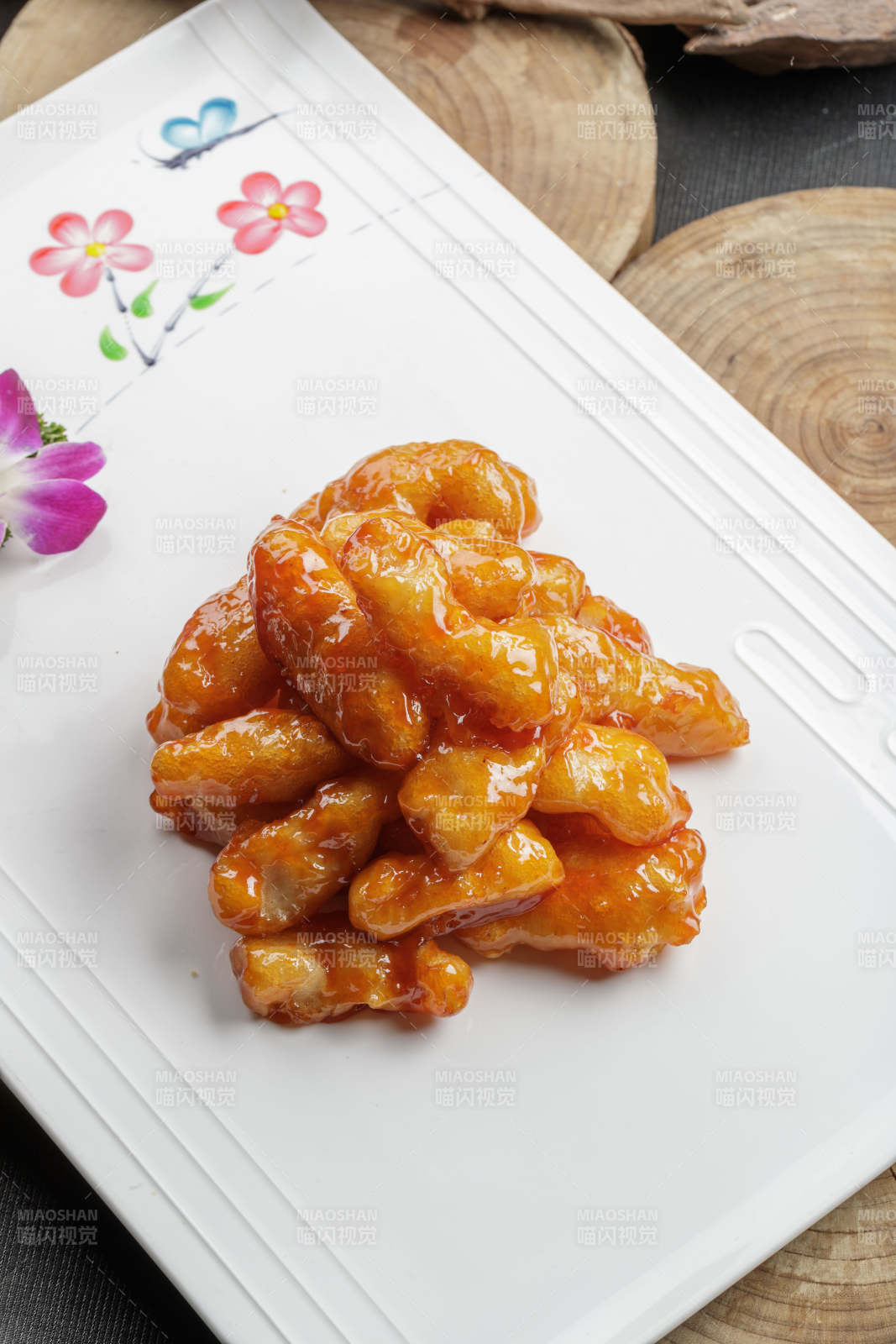 精美餐具装的传统糖醋里脊图片