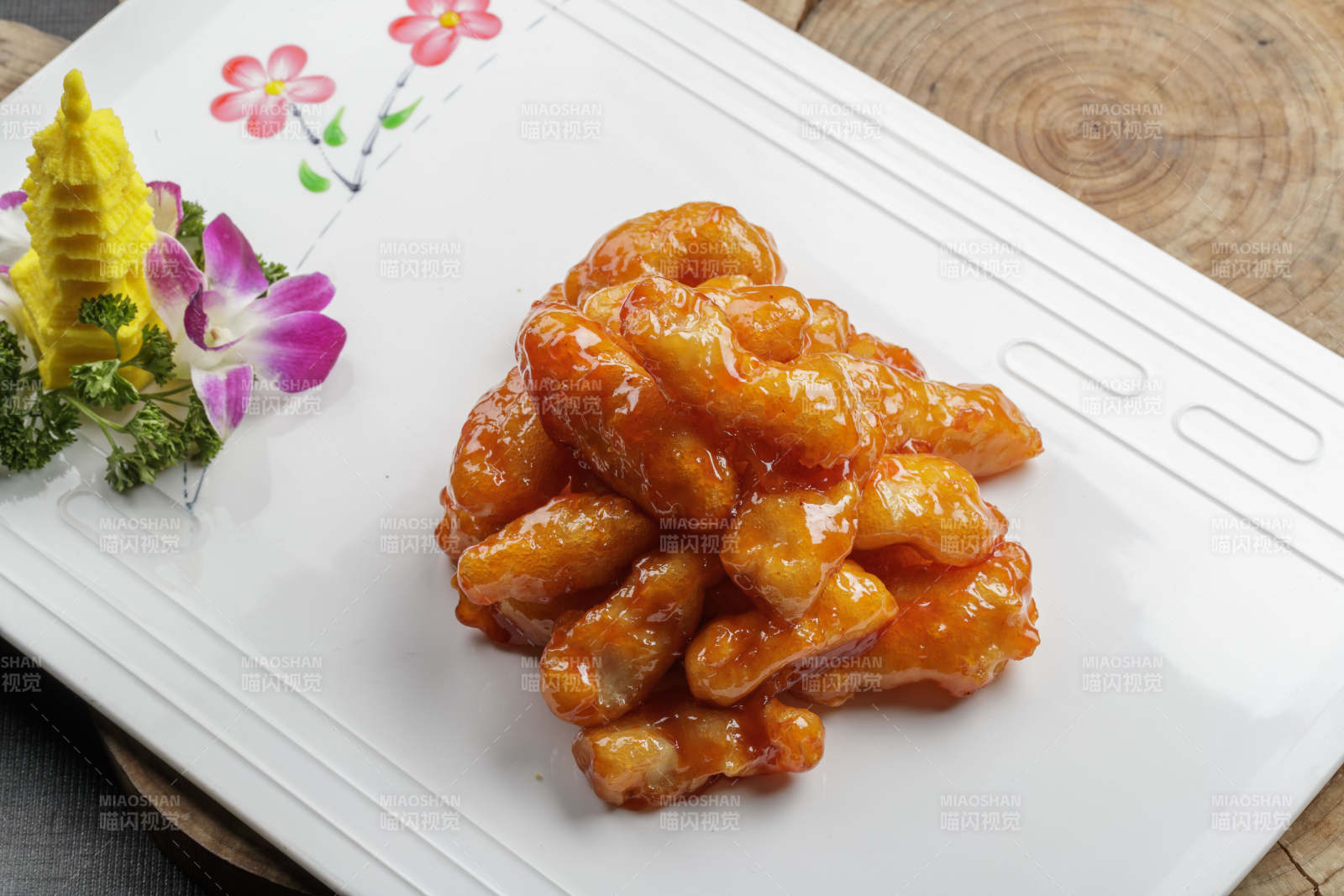 精美餐具装的传统糖醋里脊图片