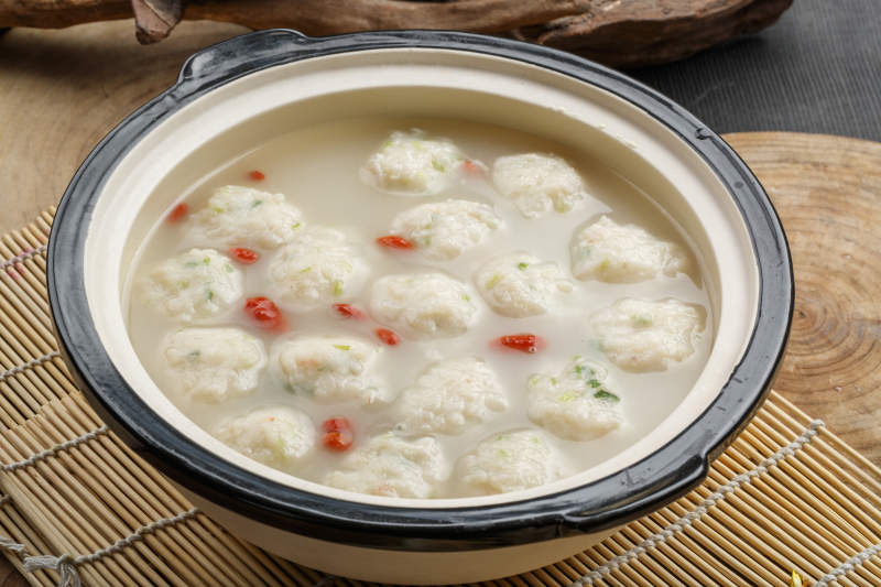 黑边砂锅装的枸杞仙塘醸手打鱼丸图片